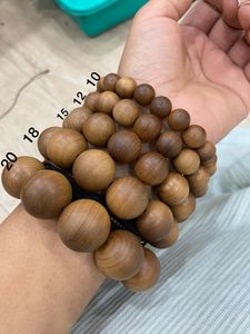Venta caliente sándalo en origen de la India pulsera de sándalo aromático natural cuentas de madera de color oscuro religioso - Product Image 3