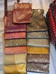 Tissu de coton brocart Jacquard de luxe en satin tissé avec des motifs traditionnels floraux imprimés pour les robes Sherwanis Sarees - Product Image 6