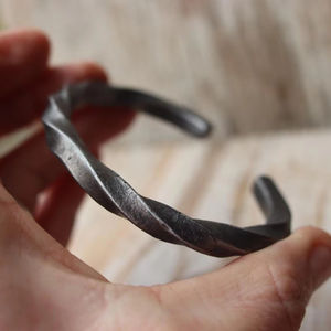 Bracelet en fer ethnique médiéval, bijoux anciens, bracelets en fer forgé pour reconstitution historique, mode, artisans royaux, vintage chrétien - Product Image 6