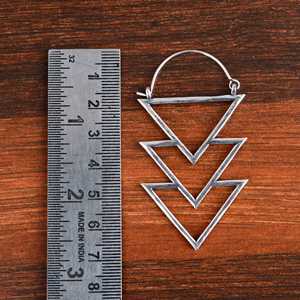 Boucles d'oreilles tendance 2024 en laiton géométrique pour femme, finition argent oxydé, style bohème superposé chevron, vente en gros/OEM/ODM - Product Image 4