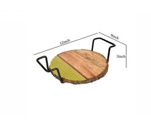 Support à pizza et à gâteau en bois forme ronde avec poignées en fer taille moyenne élégant en bois massif parfait pour une utilisation au restaurant - Product Image 3
