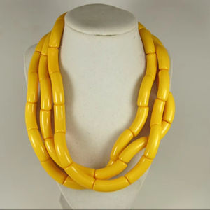 Collier de perles en résine zigzag jaune pour les fêtes de mariage fiançailles fêtes de noël et vêtements de bureau - Product Image 1