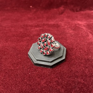 แหวนโมนาลิซ่า ทำจากทองเหลืองชุบเงินออกซิไดซ์ ประดับด้วยหินสีแดง ของขวัญสำหรับเธอ - Product Image 5