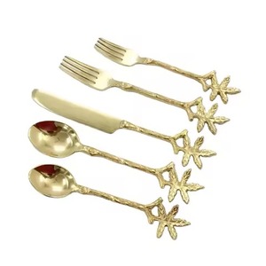 Cubiertos de Estilo Clásico con Mango de Acero y Madera con Detalles Refinados que los Hacen un Imprescindible para su Cocina - Product Image 5