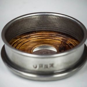 Posavasos para botellas de vino de metal pesado que ofrece un agarre firme y estable bajo las botellas, reduciendo deslizamientos, derrames y accidentes en interiores y exteriores. - Product Image 1