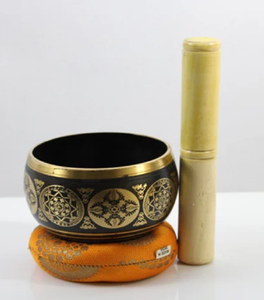 ชามร้องเพลงที่ตกแต่งด้วยโทนสีเงินทองเหลืองและทองแดงที่เน้นด้วยลวดลายดอกไม้และรูปทรงเรขาคณิตที่แกะสลัก - Product Image 5