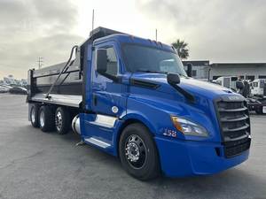 Ahora en Venta: Camión Usado Freightliner Cascadia 126 2018 - Motor Detroit 470HP, Transmisión Automática Dt12 de 12 Velocidades, Camión Volquete de 18' - Product Image 3