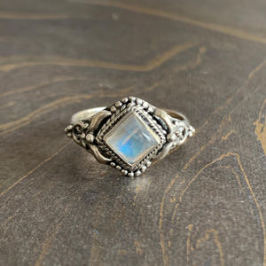 Bague Hip Hop Designer 4,2 grammes en Pierre de Lune Naturelle Taillée en Poire avec Surface Brillante, Idéale pour le Quotidien - Product Image 1