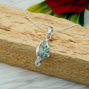 Collar de esmeralda de Plata de Ley 925 con piedras preciosas de circón aniversario perfecto o regalo de joyería de boda para ella - Product Image 1