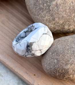 Anillo facetado de piedras preciosas de howlita natural, anillo hermoso tallado a mano, anillo llamativo, joyería de piedras preciosas de howlita - Product Image 2