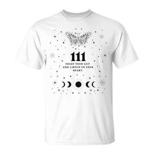 Camiseta con Número de Ángel 111, Fases Lunares con Mariposas, Mensaje Espiritual, Cuello Redondo Blanco, Unisex para Adultos, Manga Corta, Impresión Digital - Product Image 1