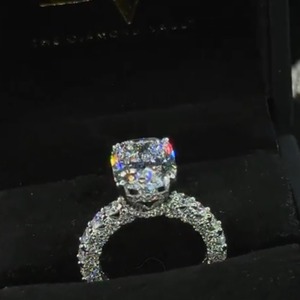 Bague solitaire en diamant de laboratoire de forme coussin de 5,5 carats, or blanc 14 carats, clarté VS1, certifiée IGI, catégorie de produits bagues en diamant - Product Image 2