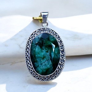 Magnifique pendentif vintage en argent sterling 925 avec pierre précieuse émeraude taille ovale, bijoux faits main de qualité supérieure, vente en gros pour femmes - Product Image 1