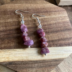 925 boucles d'oreilles fines en argent Sterling massif petit rubis brut délicat plaqué or Boho bijoux artisanaux pierre précieuse rouge naturelle - Product Image 3