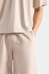 กางเกงขาสั้นสีเบจเอวยางยืดสำหรับผู้ชายกางเกงขาสั้นทันสมัยฤดูร้อนสวมใส่สบายและอเนกประสงค์เหมาะสำหรับสระว่ายน้ำ - Product Image 2