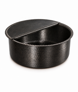 Bassin de pédicure rond en métal martelé noir antique NJ avec couvercle pour salon de manucure - Product Image 1