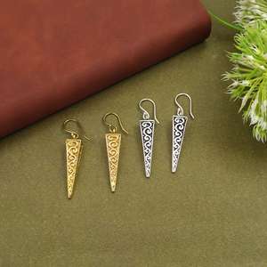 Pendientes Largos de Filigrana Triangular en Oro y Plata, Joyería Bohemia Minimalista Geométrica, Regalo para Ella - Product Image 1
