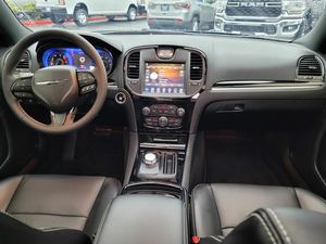 Offre exceptionnelle : Chrysler 300 S V8 RWD d'occasion 2023 - Product Image 2