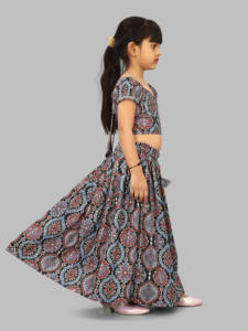 Lehenga Choli de Poliéster Negro con Estampado Floral Ajrakh para Niñas |   Traje Tradicional Étnico para Niños, Completamente Cosido, para Bodas y Fiestas - Product Image 3