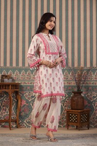 Fantaisie tendance indienne traditionnelle dernière tenue de créateur ensemble de coton avec travail imprimé numérique au taux de gros - Product Image 4
