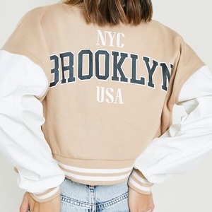 Chaqueta universitaria de béisbol bordada acolchada para mujer, ropa de abrigo con logotipo personalizado, fabricante de fábrica al por mayor de algodón, estilo recortado - Product Image 2