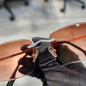 Artesanía de la más alta calidad Gafas de Sol para mujer Diseño de moda audaz Tonos naranjas VVS Tachonado Corte de diamante Anti-Reflectante GRA - Product Image 3