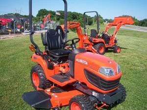 Tondeuse autoportée Kubota à moteur diesel, machine à couper l'herbe de jardin, tracteur professionnel pour l'aménagement paysager. - Product Image 4