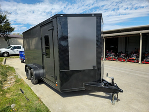 Remorque fermée 7x14 Charcoal V-Nose (2) avec deux essieux de 3 500 lb, fenêtres, climatisation électrique et pack occultant - Product Image 1