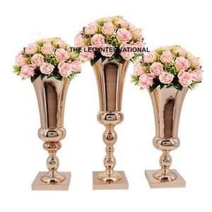 Jarrón de Flores Alto de Metal Estilo Vintage para Funciones Culturales, Decoración con Temática de Patrimonio y Espacios para Arreglos Florales Religiosos - Product Image 4