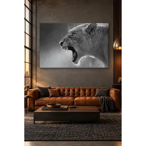 Impression sur toile de la lionne rugissante Fida en gros plan sur fond gris - Product Image 1