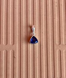 จี้แซฟไฟร์สีน้ำเงินทำด้วยมือสีเงินสเตอร์ลิง925จี้ผู้หญิงสวยจี้สีฟ้าสดใส - Product Image 4