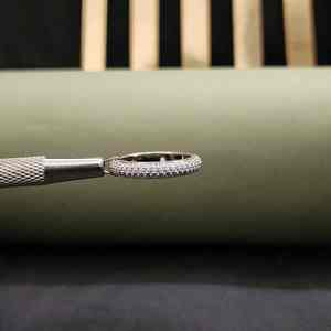 แหวนทอง 14KT สแตนเลสสตีลประดับเพชรทรง Eternity แบบ Micro Pave Cut สำหรับงานแต่งงาน ครบรอบ หรือทุกโอกาส เหมาะสำหรับทั้งชายและหญิง ทันสมัย ได้รับการรับรองจาก IGI - Product Image 4