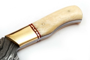 มีดเชฟเหล็กดามัสกัสมีคมแบบมืออาชีพด้ามจับกระดูกอูฐพร้อมทองเหลือง - Product Image 3