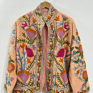 Veste d'hiver pour femme faite à la main avec broderie Suzani, manteau court en tissu TNT, style et design de robe - Product Image 1