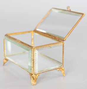 Joyero de lujo moderno con marco de metal hecho a mano de cristal transparente y latón acabado dorado para almacenamiento de joyas con estilo - Product Image 4