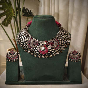 ชุดสร้อยคอแบบออกซิไดซ์ลายชนเผ่ารูบี้ เคมป์ เครื่องประดับสะสมทางวัฒนธรรม - Product Image 1