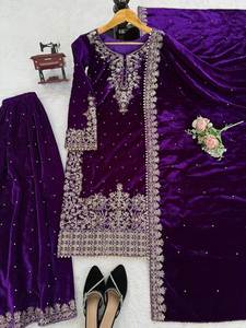 Ensemble de mariage de créateur en velours de viscose, avec broderie lourde, sequins, rivets, travail de perles et bordure en dentelle sur le dupatta et le pantalon palazzo - Product Image 4