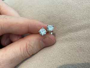 Pendientes de tuerca solitarios de moissanita de corte redondo al por mayor para mujer, de plata 925, joyería elegante y clásica para regalo de boda - Product Image 4