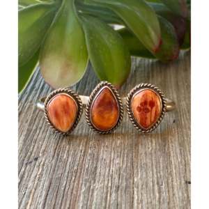 Anillo Ajustable Hecho a Mano por Navajos, Talla Única, con Diseño de Espina de Ostra, Engaste de Plata de Ley, Piedras Preciosas Naturales en Forma de Mano, Regalo - Product Image 1