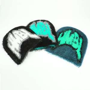 Bonnet d'hiver en mohair avec logo personnalisé Bonnets de marque privée de qualité en différentes couleurs Matériau de qualité fabriqué - Product Image 2