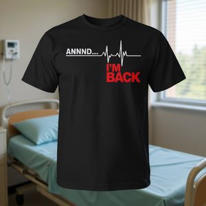 T-shirt per sopravvissuti alla chirurgia cardiaca con design ECG e scritta 'Annnd I'm Back with Heartbeats' - Product Image 3