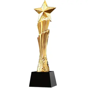 Exportador de calidad premium de trofeos y copas deportivas multicolores de aluminio con estrella en base de madera Venta caliente 2024