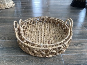 ถาดสานจากผักตบชวาทรงกลม ทำมือ เป็นมิตรกับสิ่งแวดล้อม พร้อมหูจับ รับผลิตแบบ OEM ODM ขายส่งจากเวียดนาม ของตกแต่งบ้านสไตล์เรียบง่ายและที่เก็บของ - Product Image 4