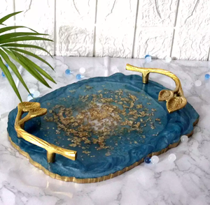 Bandeja de resina epoxi de primera calidad Diseño hecho a mano con superficie brillante Diseño de brillo dorado Bandeja de resina con mango de hoja de latón - Product Image 1