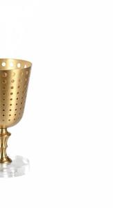 เตาเผาเครื่องหอมบาคูร์โลหะสีทองหรูหรา พร้อมฐานอะคริลิกและดีไซน์แบบเจาะรู เตาเผาอูดแบบอาหรับ สำหรับเป็นของขวัญในช่วงรอมฎอนของตะวันออกกลาง - Product Image 2