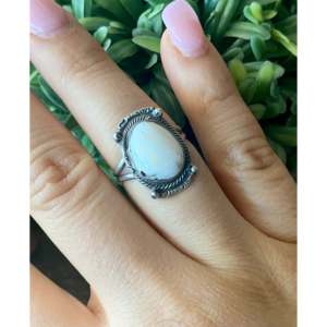 Anillo de Campeonato Navajo Hecho a Mano con Bisutería de Búfalo Blanco y Baño de Oro Rosa, Talla 7.75, Joyería de Plata Esterlina - Product Image 2