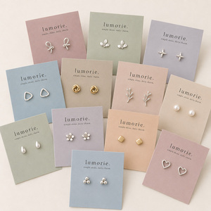 Impression de cartes de visite personnalisées en papier kraft avec estampage à chaud holographique et vernis sélectif UV, format mini pour le branding des startups - Product Image 1