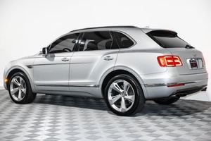 Super Clean Usado 2021 Bentle-y Bentayga V8 AWD con asientos de cuero Sistema de navegación Asientos con calefacción Arranque remoto Techo solar - Product Image 3