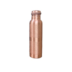 Bouteille d'eau en cuivre pur 100% avec design gravé personnalisé pour boire 950 ml, vente en gros - Product Image 1