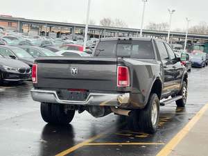RAM 3500 Laramie Crew Cab LB DRW 4WD 2017 con Asientos de Cuero, Techo Panorámico y Transmisión Automática - Product Image 2